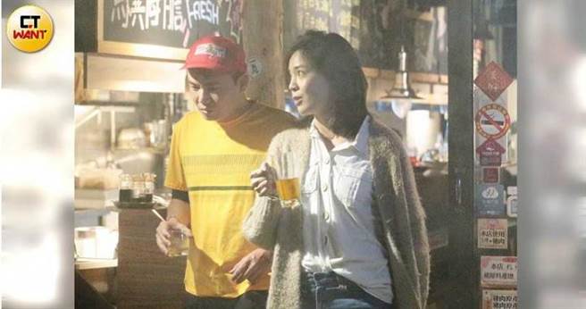 同日晚间11点40分，两人并肩拿着各自酒杯，犹如喜宴中的新郎新娘敬酒般，跟友人一一致意。（图／本刊摄影组）