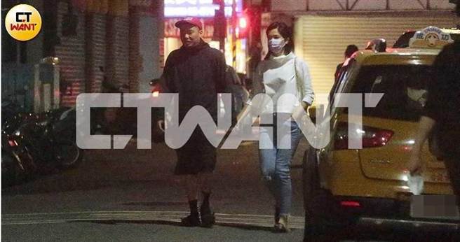 美女议员锺沛君与音乐人陈布朗3月5日遭本刊直击共用晚餐，餐后手牵手去牵车，并直奔陈布朗位在信义区的住处，两人直到隔天上午9点都没出门。（图／本刊摄影组）