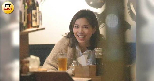 前几天3月2日晚间9点18分，锺沛君与陈布朗在台北市市民大道的居酒屋共进晚餐，锺沛君被逗得花枝乱颤。（图／本刊摄影组）