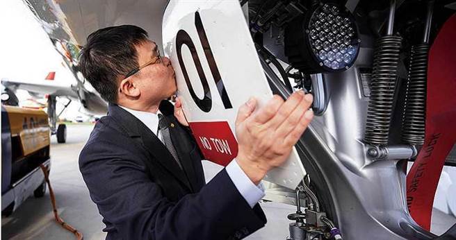 赴德国汉堡参加星宇航空首架A321neo交机仪式时，张国炜激动地亲吻飞机。 （图／星宇提供）