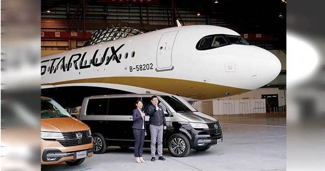 星宇航空与福斯商旅合作的台南机棚新车发表会中，张国炜一现身就引起轰动。图为张国炜与台湾福斯商旅总裁巫诗棻合影。（图／福斯商旅提供）