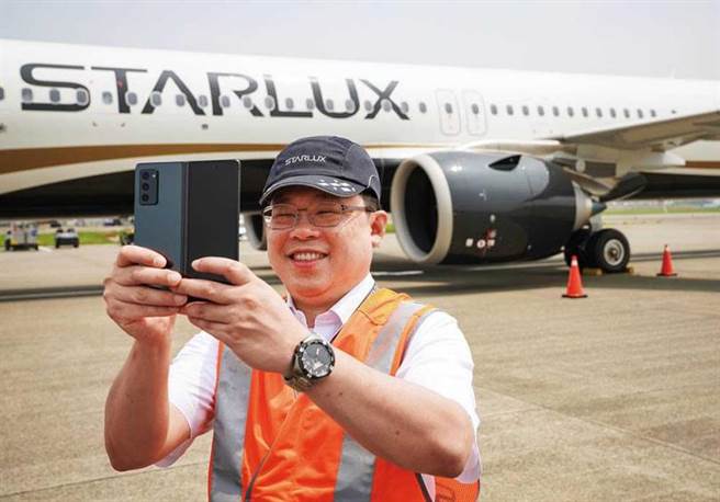 身为３Ｃ控的张国炜，也亲自参与星宇航空和三星合作的新手机空中发表会。（图／星宇提供）