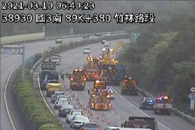 國道3號北上新竹路段10日凌晨5時許發生砂石車翻覆車禍，目前北上全線道封閉中。（翻攝即時路況）