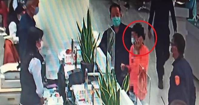 妇人急忙要给侄子匯款，慌张模样引来员警注意，成功阻挡一场骗局。(警方提供)