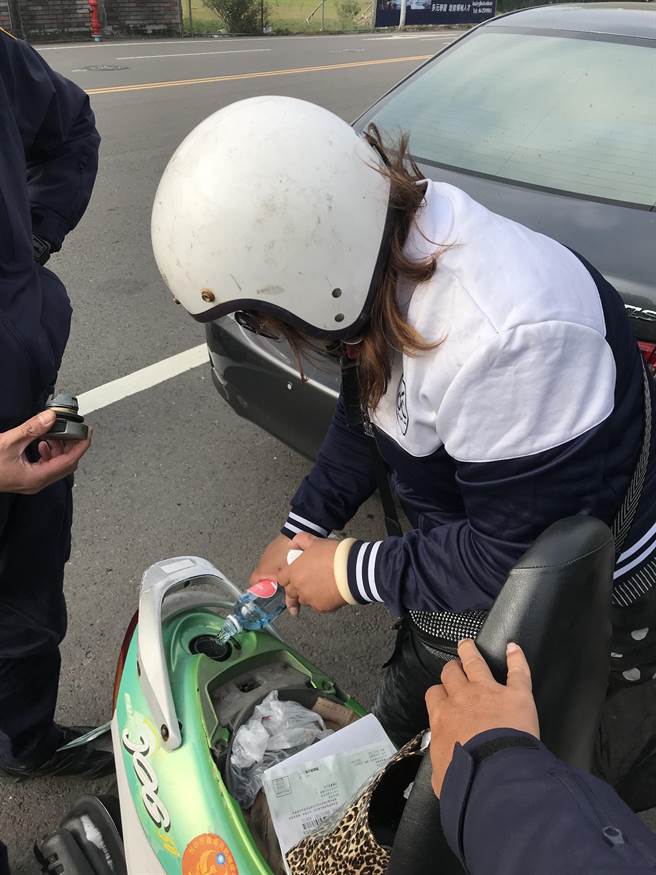 家住潭子区的詹姓女子，骑车途中却突然，机车没油无法骑，所幸有警方协助完成加油，顺利到公司上班。（台中市警察局提供／张妍溱台中传真）