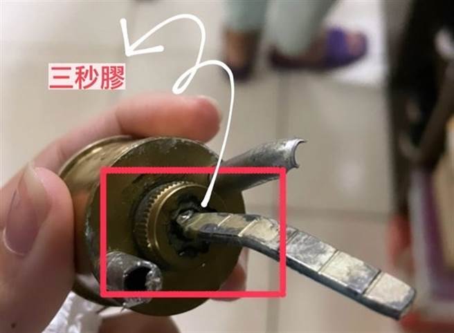 1名网友日前发现租屋处的门锁被灌入三秒胶，而凶手竟是与他相邻2间房的邻居儿子，他则解释声响不是他发出的。（图／翻摄自Dcard）