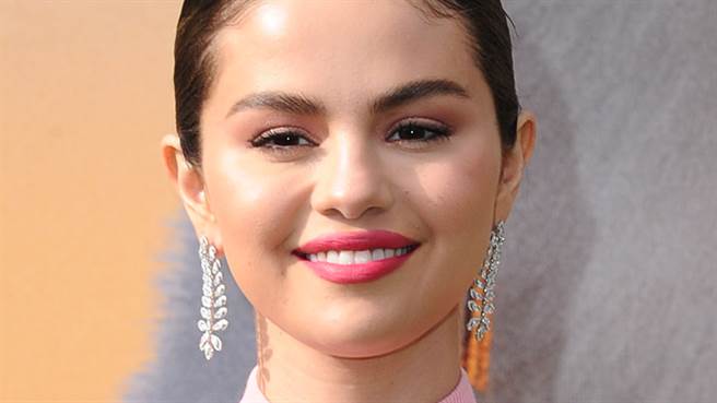 赛琳娜近日登上杂志封面辣秀好身材。（图／达志影像）