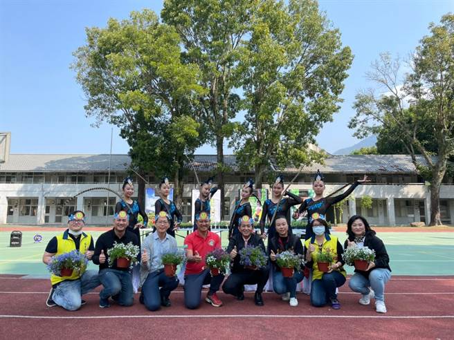 「埔里育樹季」植樹計畫，今年以蝴蝶復育為重點，持續推動。埔里鎮長廖志城（右4）9日前往中峰國小，和師生一起種樹珍惜自然環境。（黃立杰攝）