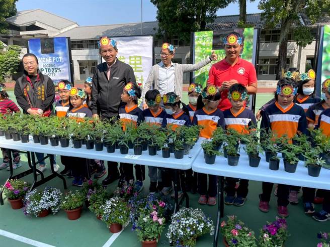 9日上午於埔里中峰國小舉辦「植樹」活動，校內師生種下蜜源植物，為社區增添綠意，學童感受相當新鮮有趣。（黃立杰攝）