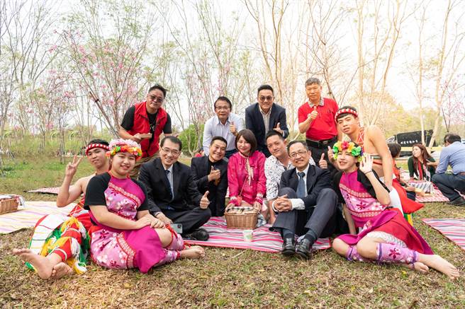 暨大EMBA境外总裁班校友会，特别举办「重回18岁的总裁」论坛，邀请事业有成的国际品牌创办人，重回学校；暨大校长武东星（左3）本着在地关怀与环境永续的精神，参与盛会。（暨南大学提供／黄立杰南投传真）