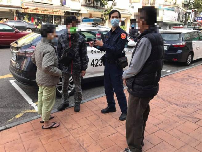 第四分局南屯派出所巡佐陈照园，接获民眾报案疑有名迷失老人，到达现场热心民眾表示见到该名老妇一脸无助、来回于路口徘徊。（警方提供）