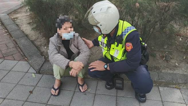 警方先安抚老妇情绪，细心检视老妇手腕发现戴有生命连线中心迷失老人专用手炼。（警方提供）