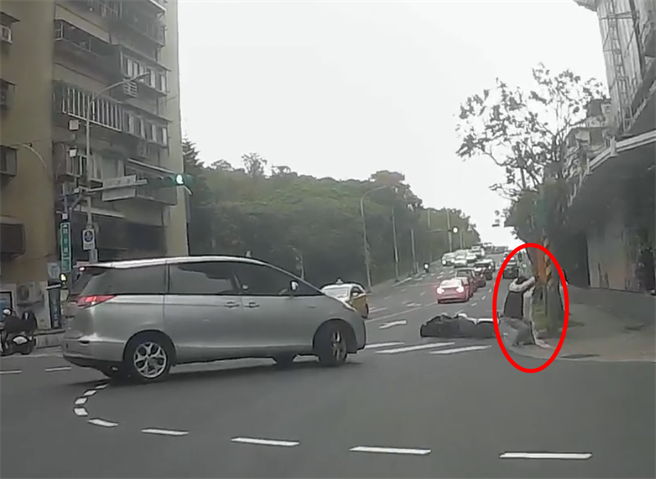 阿伯跳起闪过机车后，还摆出完美的落地姿势。（翻摄YouTube频道「YYKK LAI」）