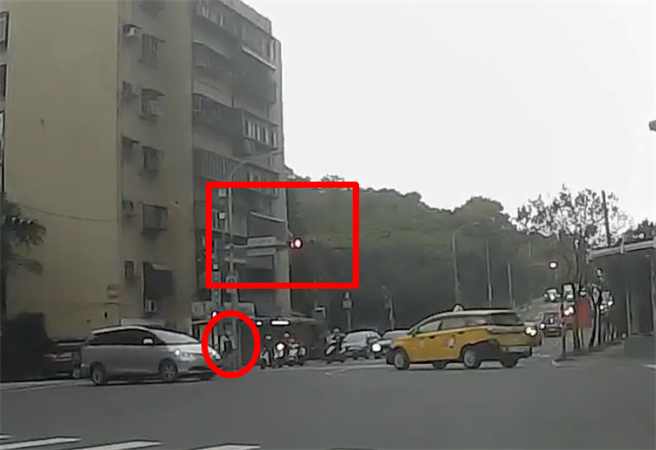 透过行车纪录器画面可见，阿伯起步时，汽车红绿灯号志仍为红灯，当时正有一台银色轿车欲左转。（翻摄YouTube频道「YYKK LAI」）