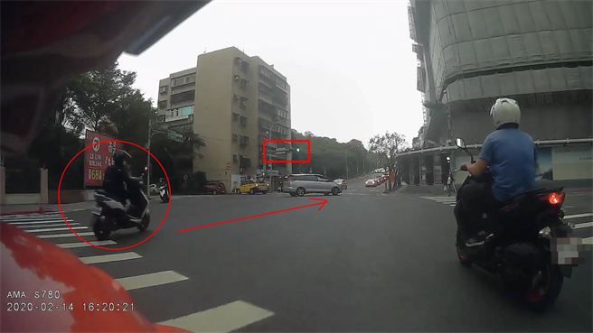 而阿伯才刚起步，汽车红绿灯号志就转变为绿灯，不少网友认为阿伯硬要抢时间穿越马路，画面左下角可看见一辆机车直行朝阿伯驶去。（翻摄YouTube频道「YYKK LAI」）