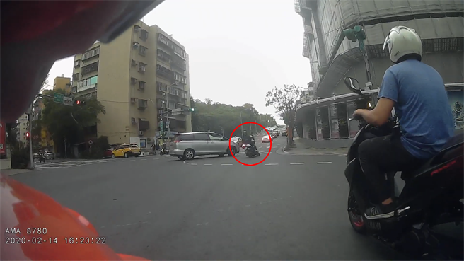 骑士因汽车遮蔽视线，未注意到阿伯正要穿越马路，骑过去才准备要煞车，却已来不及。（翻摄YouTube频道「YYKK LAI」）