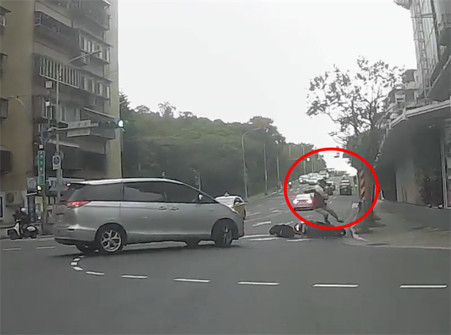 阿伯发现骑车即将撞上，当场跳起来，飞越机车。（翻摄YouTube频道「YYKK LAI」）