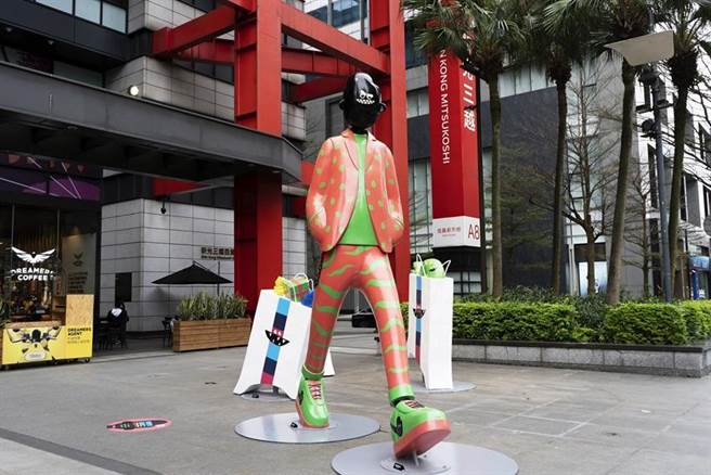 （跟着花臂老王到处晃，4米高LAOWANG公仔现身信义区极具震撼／图／新光三越）