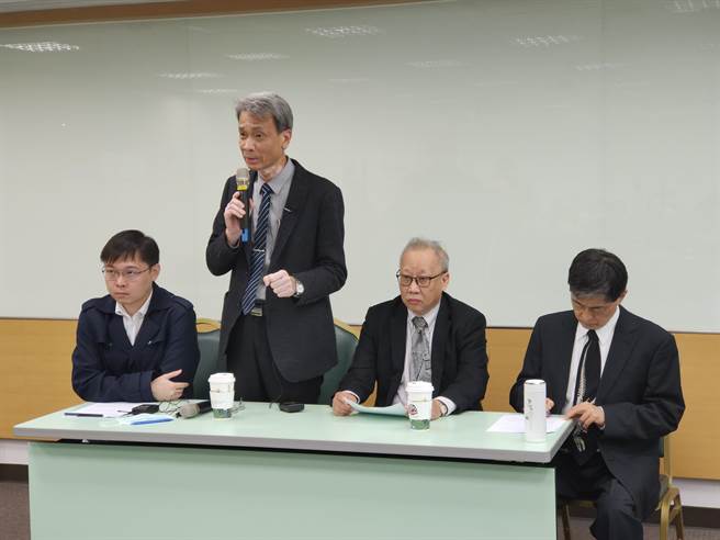 311福岛核灾发生届满10年，核能学会举行「2050碳中和的挑战-台电该如何因应」记者会。左起：核能流言终结者创办人黄士修、清华大学工程与系统科学系教授叶宗洸、清华大学工程与系统科学系特聘教授李敏、台大地质系教授魏国彦。(李侑珊摄)