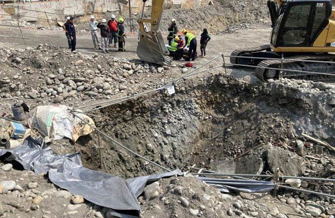 南屯區一處工地，今天上午發生工人遭土石掩埋的意外，救護車到場工人已脫困。（民眾提供）