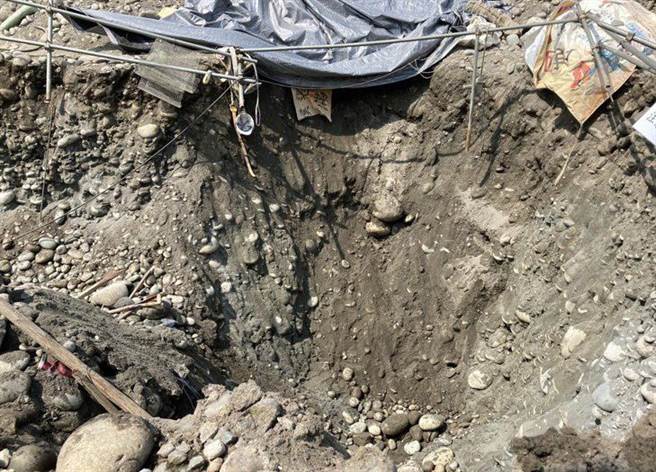 現場是名63歲的李姓工人，因在工地工作時，現場砂石過於鬆動掉落，李被困在沙坑內。（民眾提供）