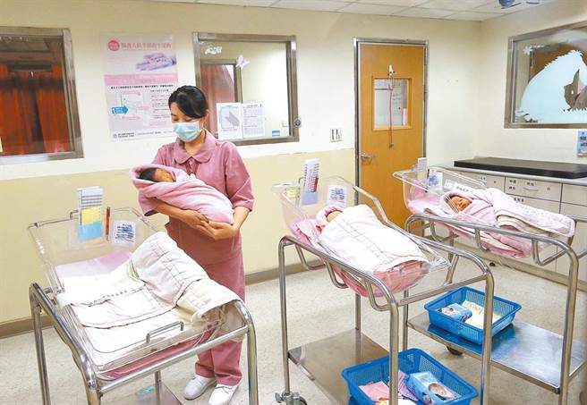 台湾人口即将进行2350万大关保卫战，图为台北市联医护士在育婴室照顾宝宝。（本报资料照片）