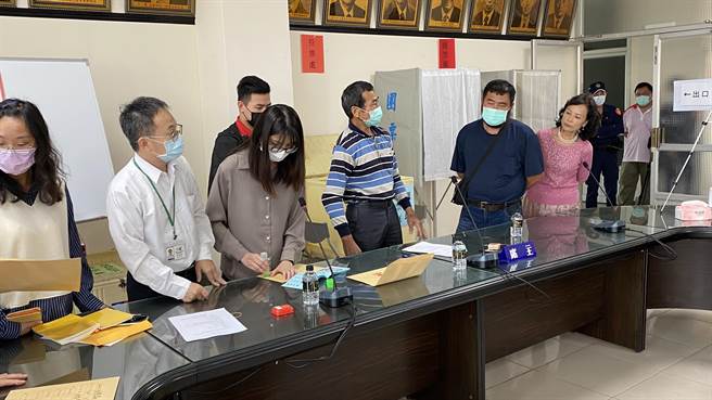 台南市后壁区农会今天举行理事长选举，选票污损一度传出争议，最后抽籤决定人选。（庄曜聪摄）