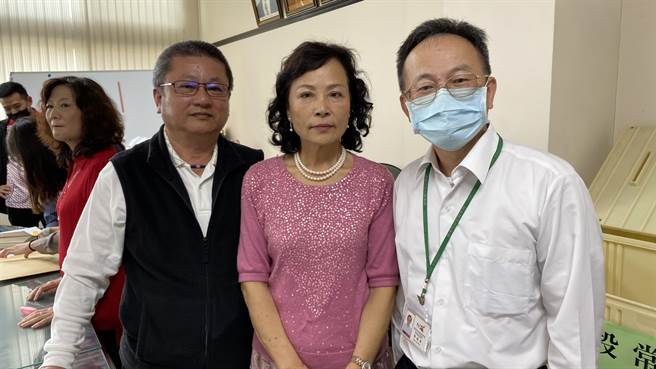 台南市后壁区农会今天举行理事长选举，选票污损一度传出争议，最后抽籤决定人选。（庄曜聪摄）