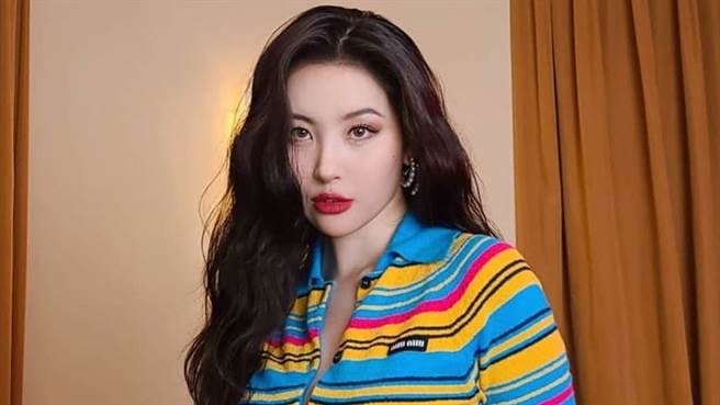 宣美日前受邀出席MIUMIU時裝周活動，秀出火辣的穿搭。（圖／IG@ miyayeah）