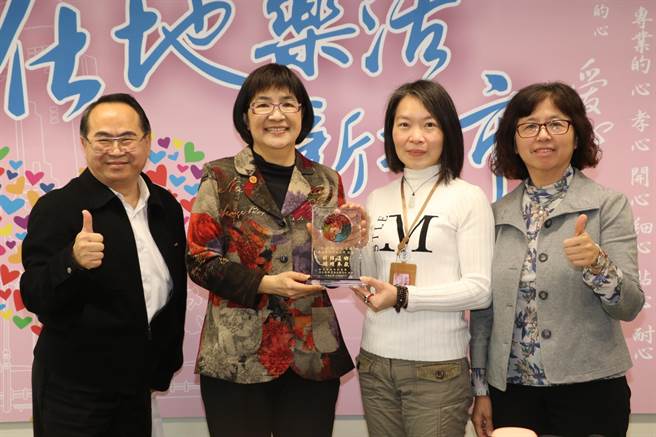 張錦麗局長（左2）以「彩錦還鄉、娟續奉獻」琉璃贈送林彩娟（右2）。（許哲瑗攝）