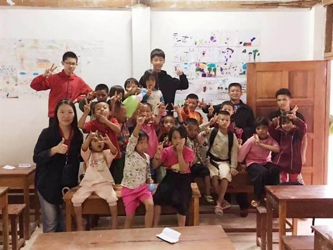 林彩娟（前排左1）帶著玩具銀行二手玩具深入泰北偏區陪伴當地小朋友。（新北市社會局提供）