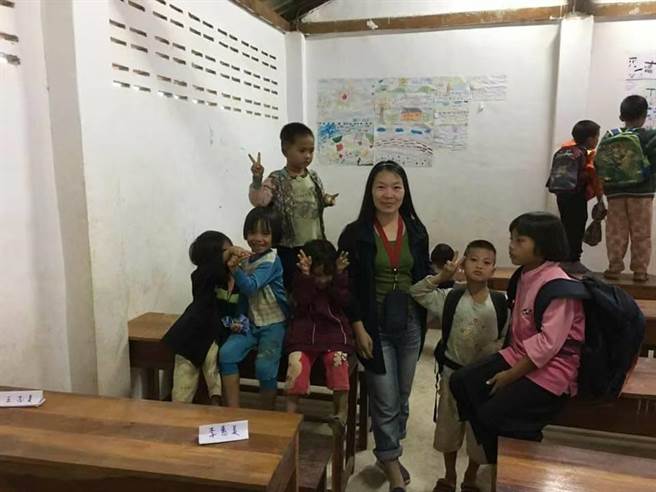 林彩娟（中）帶著玩具銀行二手玩具深入泰北偏區陪伴當地小朋友。（新北市社會局提供）