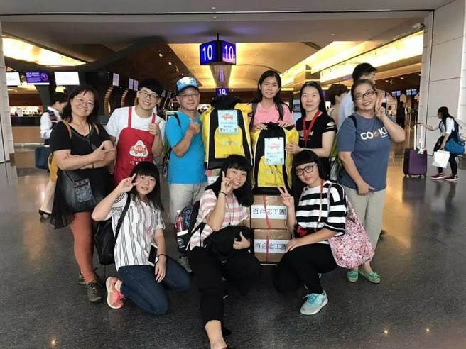 林彩娟（後排右2）帶著玩具銀行二手玩具深入泰北偏區陪伴當地小朋友。（新北市社會局提供）