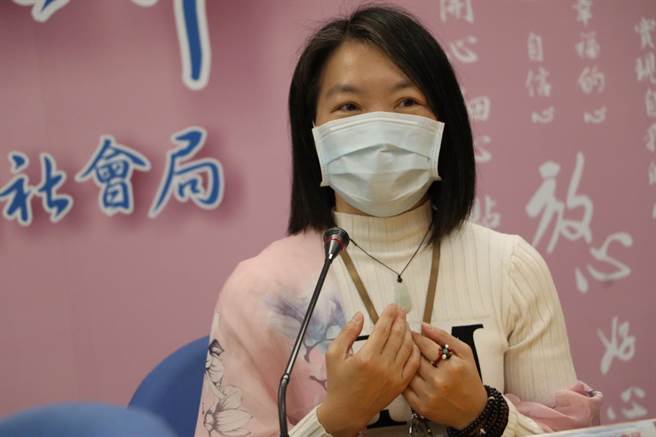 林彩娟在臨別感言中感謝長官的栽培 ，將帶著8年所學老人福利友善政策返鄉繼續服務。（許哲瑗攝）