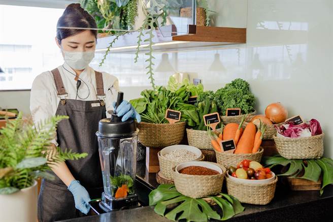 晶華酒店大班廊將由管家親製蔬果昔，提供健康飲品選項 。（晶華提供）