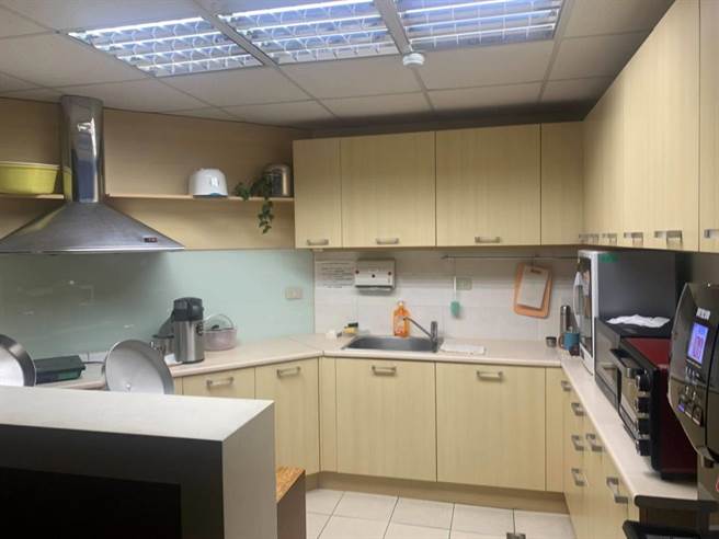 大安会馆厨房有电磁炉、烤箱、微波炉、电锅，还有两个大冰箱，准备餐食完全没有问题。（图／摘自叶毓兰脸书）