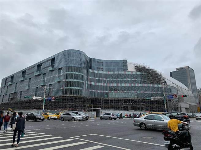 远雄台北大巨蛋今被勒令暂时停工，远雄建(5522)股价翻黑。（图／蔡惠芳）