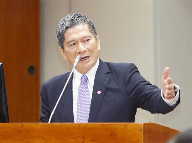 有关中正纪念堂的转型正义如何进行？文化部长李永得（如图）10日在立法院表示，中正纪念堂转型目前採取两个阶段实施，首先，把「蒋介石的神话这部分拿下」，让大家更客观看待；第二阶段则持续与各界沟通，目前中正纪念堂的三军仪队是否要停止致敬仪式，文化部会跟国防部再沟通。（张铠乙摄）