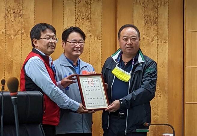 苗栗县通霄镇农会10日上午9时举办新任理、监事会议，理事长徐永森（右一）聘任许道坤（左一）为总干事。（通霄镇农会提供／巫静婷苗栗传真）