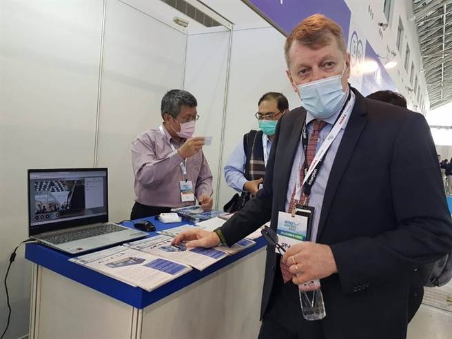 （安益集团副总裁Robert Campbell解说首次应用在台湾会展产业的虚实整合（Hybrid）的创新会展模式。图／顏瑞田）