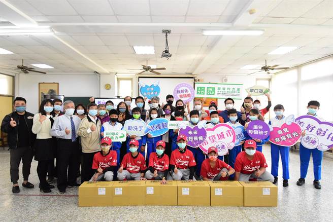 台湾採印协会及台湾优衣裤有限公司，联合捐赠8000个「UNIQLO AIRism口罩」给彰化国、中小共93所学校。(吴建辉摄)