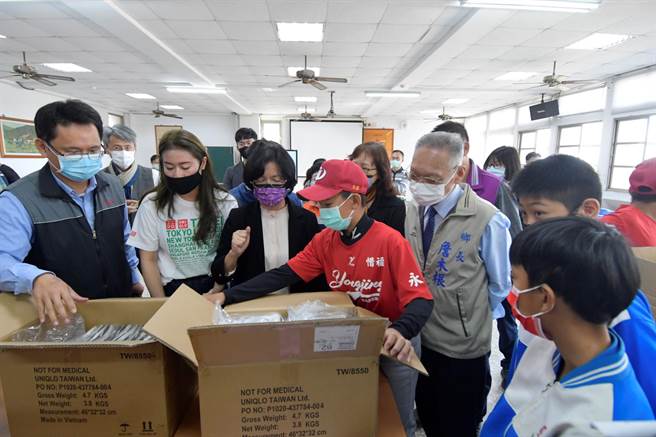 代表受赠的明礼国小、永靖国中也很懂得回馈，自愿协助分装配发提供给县内8000组的口罩，还帮忙分装要给嘉义、台南、高雄、屏东等中南部家扶中心约4万组口罩。(吴建辉摄)