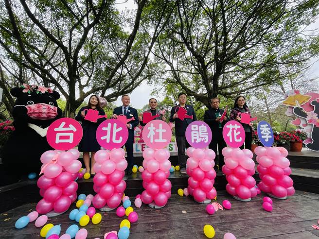 台北杜鹃花季白色情人节登场 商圈携手盼度危机。（吴康玮摄）