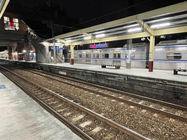 新北市莺歌火车站近期对第2月台电梯施工，贴出公告，要求行动不便乘客至桃园转乘北上，遭民眾怒批「不够人性」，莺歌火车站长刘毓仁表示，莺歌站月台空间窄小，没有跨越轨道便道，经讨论后仅能採取转乘措施，盼民眾包涵。（记者蔡雯如摄）