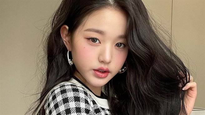 IZ*ONE張員瑛近日受精品邀請參加時裝周，並在網路上公佈穿搭照。（圖／IG@official_izone）