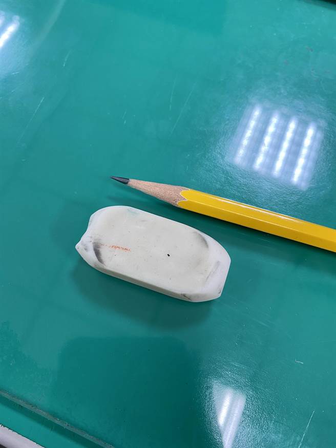 南投某高中生疑模仿电影情节，将答案写在橡皮擦上作弊，该生否认，但校方做出惩处，已影响该生升大学的繁星申请。（黄立杰摄）