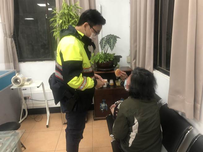 婦人凌晨困門外員警協助聯繫家人得以返家。(警方提供／呂筱蟬桃園傳真)