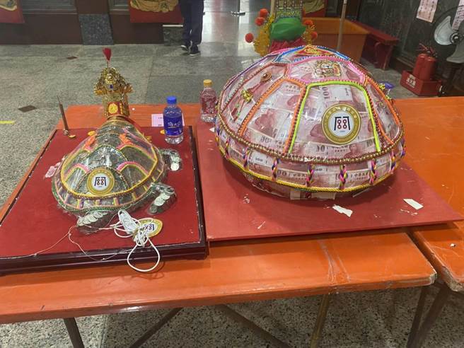 高雄苓雅一处宫庙的2只发财龟日前被人拔走龟脚及尾巴，损失约5000余元。（翻摄照片，曹明正高雄传真）