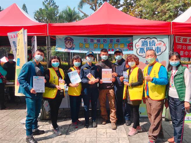 台中市警察局第三分局正義派出所前進興大擺設犯罪預防宣導攤位。（台中市警察局第三分局提供／馮惠宜台中傳真）