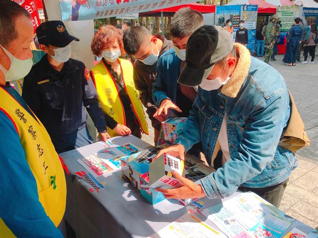 台中市警察局第三分局正義派出所前進興大擺設犯罪預防宣導攤位。（台中市警察局第三分局提供／馮惠宜台中傳真）